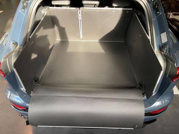 Aus einer Bodenmatte wird blitzschnell ein formstabiler Kofferraumschutz, der auch die Stoßstange zuverlässig schützt.